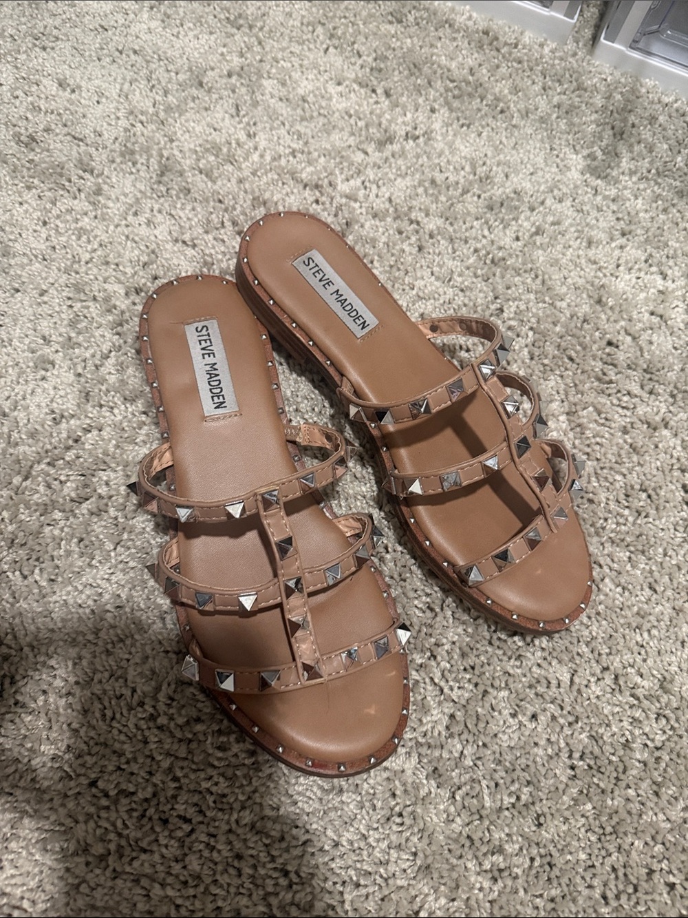 Steve Madden Tan Pyramid-Stud Slide Sandals